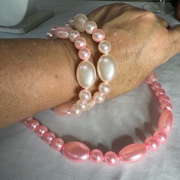 Vintage pink pop bead necklace and bracelets - Picture 4 of 5